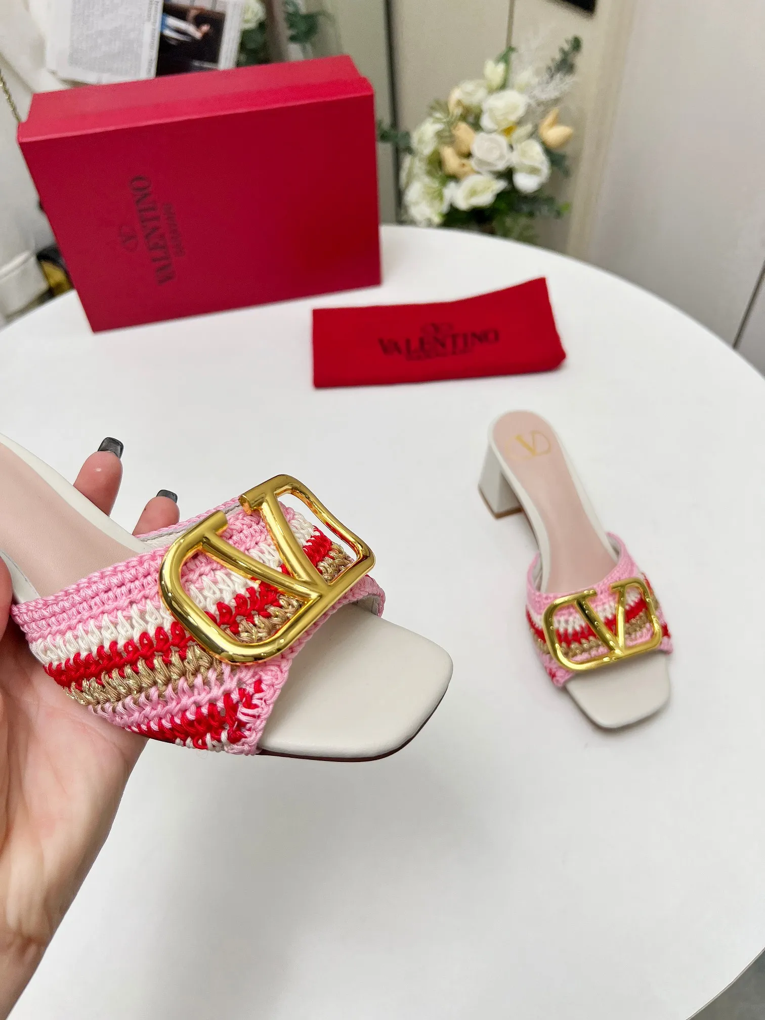 👟👟Ex-factory price 440👟👟 Genuine leather sole +30 🆕 Valentino👑👑 Latest series with perfect hand-woven details. A very eye-catching catwalk series launched [strong][strong] Code number: 35 to 43 (genuine leather sole +30)